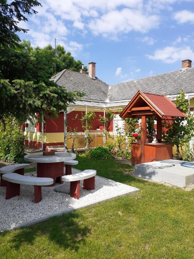 Kereki Retro Vendégház Kerekegyháza Exterior foto